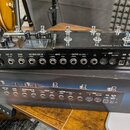 Černý kytarový procesor Line 6 HX STOMP X s pěti stoupacími spínači a displejem. Na horní části je vidět nápis HX STOMP X a logo LINE 6. Zadní panel…