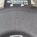 Detailní pohled na zadní část černého elektronického padu. Na štítku je uveden název PDX-8 DUAL TRIGGER PAD, logo Roland a nápisy Patent: roland.com/…