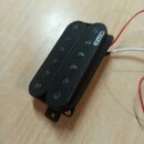 Černý humbucker snímač s plastovým krytem. Na horní části je bílý nápis EMG. Z boku vedou bílé a červené vodiče, spodní část vykazuje drobné známky o…