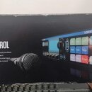 Fotografie znázorňuje kartonovou krabici s produktem VoiceLive Rack. Na krabici je nápis TOTAL VOCAL CONTROL, logo TC-HELICON s mottem YOUR VOICE IS…