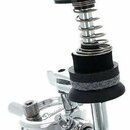 Fotografie znázorňuje kovový mechanismus bubenového pedálu v chromovaném provedení. Horní část tvoří černý plastový knoflík s nápisem Pearl, pod kter…