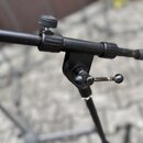 Detailní záběr na černý kovový stojan s nastavitelnějším kloubem a utahovacím šroubem. Na kovových částech jsou vidět známky opotřebení a hnědé oxida…