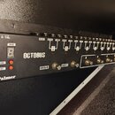 Černý rackový přístroj s nápisem OCTOBUS a logem Palmer v levém dolním rohu. Zařízení obsahuje digitální displej, tlačítka BANK, STORE a EDIT s červe…