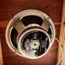 Fotografie zachycuje reproduktor osazený v dřevěném kufru. Na černém krytu jsou bílé nápisy CELESTION LOUDSPEAKERS, G12, 8ohm, 100 a model Rockmaster…