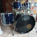 Modrá bicí souprava s chromovanými obručemi a hardwarem. Na basovém bubnu je bílý nápis TORNADO a pod ním logo MAPEX. Souprava obsahuje basový buben,…