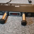 Černý rozdělovač napájení v rackovém provedení s nápisem AMERICAN AUDIO PDP-950 a POWER DISTRIBUTION PANEL. Přístroj má digitální červené displej s h…