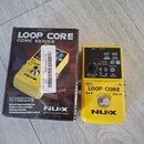 Žlutý efekt pedál NUX LOOP CORE s černými ovládacími prvky a nápisy. Na horní části jsou tlačítka s označením SAVE DELETE, STOP MODES, REC DUB PLAY a…
