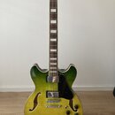 Polodupatá elektrická kytara s žlutozeleným přechodem barvy na těle a hnědým hmatníkem s blokovými vložkami. Nástroj má dva humbuckery, stříbrný most…