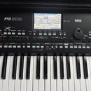 Černý digitální klavír s nápisy pa 300 professional arranger a KORG. Přístroj má v horní části barevný displej s textem STYLE PLAY, UnpluggedBallad1…