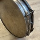 Kruhové rámové bubení s kovovým obručováním a napínacími šrouby. Membrána je v matné, lehce zažloutlé barvě s viditelnými šmouhama a stopami používán…