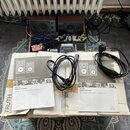 Na fotografii jsou dva studiové monitory v dřevěném provedení, dvě krabice s nápisy TRUTH B2031A/B2030A High Resolution, Active 2-Way Reference Studi…