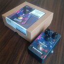 Kytarový efekt pedál s nápisy COMMANDER DISTORTION a RODENBERG CUSTOM AMPLIFICATION v modro-červeném barevném provedení. Zařízení má tři černé ovláda…