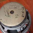 Fotografie znázorňuje zadní stranu reproduktoru s šedým kovovým rámem a magnetem. Na horní části magnetu je černý nápis ELECTRO-VOICE, INC., EVM MODE…