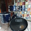 Tmavě modrá bicí souprava s chromovaným kováním. Na přední straně basového bubnu je bílý nápis TORNADO a pod ním logo MAPEX. Souprava obsahuje basový…