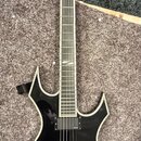 Černá elektrická kytara s ostrými hranami korpusu a hlavy, zakončená bílým lemováním. Na hlavě je bílý nápis "BC Rich". Nástroj má dva humbuckery, tř…