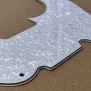 Bílý pickguard s perleťovým efektem a černým lemováním okrajů. Díl má specifický vyřezaný tvar s otvory pro šrouby. Povrch je hladký a reflexní, bez…