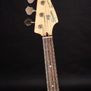 Hlava a hmatník čtyřstrunné basové kytary z přírodního světlého dřeva s tmavým hmatníkem. Na hlavě je černý nápis Squier, JAZZ BASS a Fender. V horní…