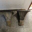 Dvě šedé akustické rohové membrány s trychtýlovým tvarem. Jsou vyrobeny z materiálu s viditelnou texturou připomínající karbonové vlákno a mají masiv…