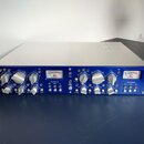 Modrý rackový kompresor s bílým horním krytem. Na předním panelu jsou nápisy dbx PROFESSIONAL PRODUCTS a 160S COMPRESSOR LIMITER. Zařízení má dva ana…