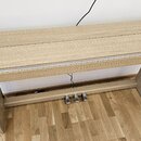 Digitální piano v dřevěném provedení světlé barvy s doprovodným stojanem a třemi pedály. Na pravém okraze spodní lišty klaviatury je viditelné logo R…
