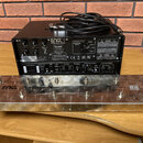 Černý kytarový zesilovač s nápisy ENGL, All-Tube Guitar Amplifier, Framball a Model EB20SE. Zařízení obsahuje řadu ovládacích knoflíků, přepínačů a k…