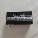 Černý obdélníkový zdroj napájení s bílými nápisy. Na horní straně je uveden název značky Movall a model MICRO MULTI-POWER SUPPLY, níže je nápis MPS-0…