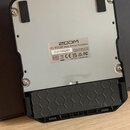 Zadní strana černého efektového procesoru značky ZOOM, model G1 FOUR Multi-Effects Processor. Na bílém štítku je uveden sériový číslo C31124262 a náp…