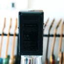 Zadní strana efekt pedálu značky BOSS v černé barvě. Na spodní části je nalepený černý štítek s nápisy Dry battery 9 V type, BOSS Corporation, Produc…