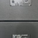 Fotografie zobrazuje zadní panely dvou černých reproduktorových boxů značky GALLIEN KRUEGER. Horní panel nese nápisy SERIAL GD1702904102988, MODEL NE…
