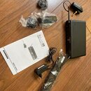 Na fotografii je černý bezdrátový systém pro kytaru značky SAMSON, model XWireless 88. Soubor obsahuje přijímač s anténou, vysílač s jack konektorem…