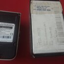 Fotografie zachycuje dvě strany kytarového pedálu. Na černé spodní straně je bílá nálepka s nápisy Marshall Amplification plc, USE A REGULATED 9V DC…