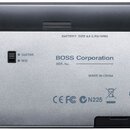 Zadní strana stříbrného elektronického zařízení s nápisem BOSS Corporation a označením MADE IN CHINA. Na povrchu je přepínač s popisky GUITAR a MIC,…