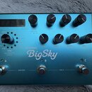 Modře kovový efekt pedál s nápisem BigSky a značkou Strymon. Zařízení má tři stoupací spínače označené písmeny A, B a C, pět otočných potenciometrů s…