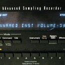 Detailní pohled na ovládací panel sampleru s nápisem ASR-10 Advanced Sampling Recorder. Modrý displej zobrazuje text UNNAMED INST VOLUME-59 a v horní…