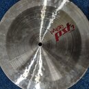 Kruhový činel typu China s kovovým, stříbrným povrchem a viditelným broušením. Na povrchu je červeně a černě vyvedené logo pAiste PST 7 a nápis 14" C…
