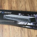 Krabice s produktem Sixteen Channel XLR Balanced Patch Bay model P16. Na obalu je zobrazen černý rackový panel s řadou XLR konektorů a doprovodný tex…