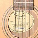 Detail zněku akustické kytary s viditelným nápisem Fender ACOUSTIC. Na štítku je uveden Model CC60, text Made in accordance to specifications of Fend…