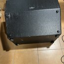 Černý hranatý reproduktor s texturovaným povrchem. Na horní straně je umístěn malý obdélníkový štítek s nápisem EMINENCE SPEAKER. Povrch vykazuje dro…