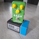 Zelený efekt pedál s nápisem Vintage OVERDRIVE a logem Harley Benton. Má tři žluté oválné ovladače s popisky DRIVE, TONE a VOLUME. Na horní straně je…