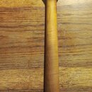 Dřevěný krk elektrické kytary v přirozené barvě s javorovou strukturou. Hlava má šest otvorů pro ladicí strojky a charakteristický tvar typu Stratoca…