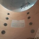 Detail vnitřku bubnu z růžového dřeva s viditnou masivní strukturou. Na vnitřní straně korpusu je nalepený bílý štítek s nápisy Pearl, 705894 a PREMI…