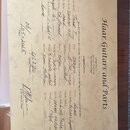 Fotografie zachycuje papírový certifikát s nápisem Haar Guitars and Parts. Dokument obsahuje ručně vyplněné specifikace nástroje, včetně označení Gui…