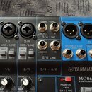 Černý mixovací pult Yamaha MG06 MIXING CONSOLE. Horní panel obsahuje vstupy MIC / LINE s konektory Neutrik, přepínače PAD 26dB a HPF 80Hz, vstupy UNB…