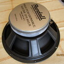Kruhový reproduktor s černým rámem a stříbrným zadním krytem. Na krytu je černý nápis Randall AMPLIFIERS, HIGH PERFORMANCE GUITAR SPEAKER, Model: RS1…