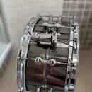 Černý buben s chromovaným obručováním a hardwarem. Na horním držáku je vyryt nápis "SONOR". Povrch nástroje je glossy, v chromovaných částech jsou vi…