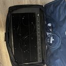 Černý digitální klavír v černém transportním pouzdře. Na pravé straně přístroje jsou vidět nápisy VARIAX, Custom Shop a řada ovládacích prvků včetně…