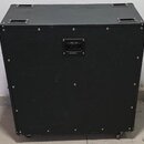 Zadní strana černého reproduktorového boxu s hranatým tvarem a kovovými rohy. Uprostřed je umístěn ovládací panel s nápisy 1960B 4x12 a textem MADE I…