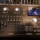 Černý elektronický bicí modul s nápisy NAG a model EDK-400. Zařízení obsahuje displej, dva otočné ovladače Master Volume a Headphone Volume, deset po…