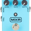 Modře barevný efekt pedál s nápisy MXR a analog chorus. Na horní části jsou pět kontrolních knoflíků s popisky CUT LOW, FLAT CUT HIGH, LEVEL, RATE a…