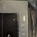 Černý pedalboard s nápisem Warwick GIGBOARD RP 23100. Na ovládacím panelu jsou vidět kontrolky POWER a OVERLOAD, nápis MAX 400mA a vstup označený 12V…